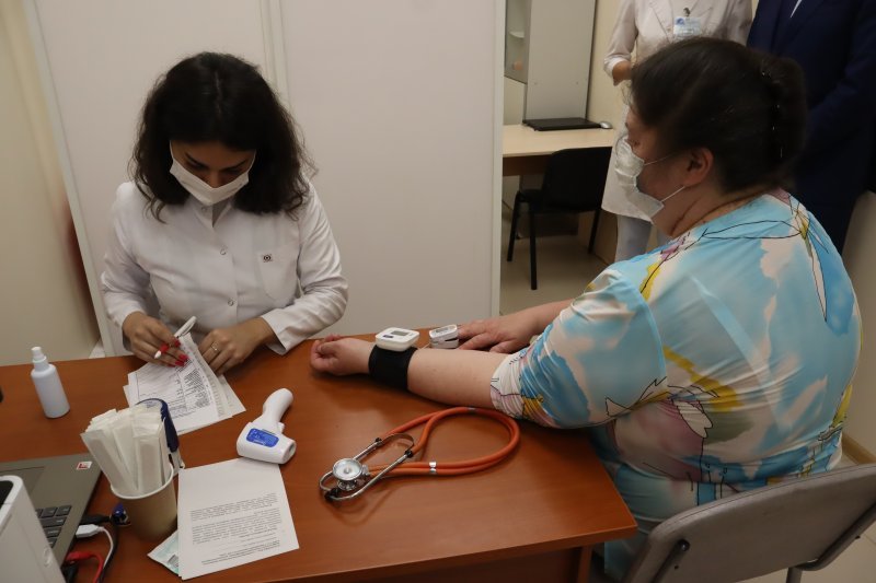 Жители соседних регионов приезжают в торговые центры Новосибирска за прививками от COVID-19 