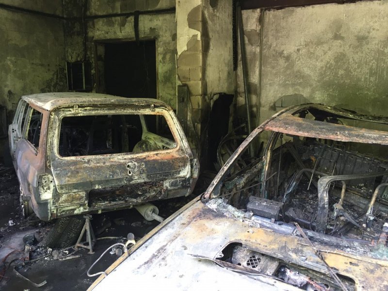 Три машины сгорели в гаражном боксе в Октябрьском районе