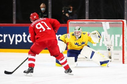 Новосибирский хоккеист Владимир Тарасенко забил шведам победный гол на ЧМ-2021