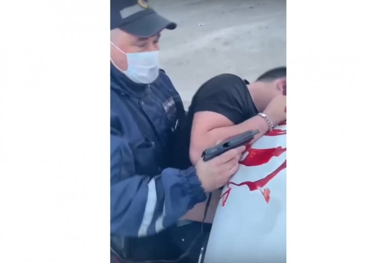 Появилось новое видео стрельбы в Мошково, где инспектор ДПС убил оказавшего сопротивление парня