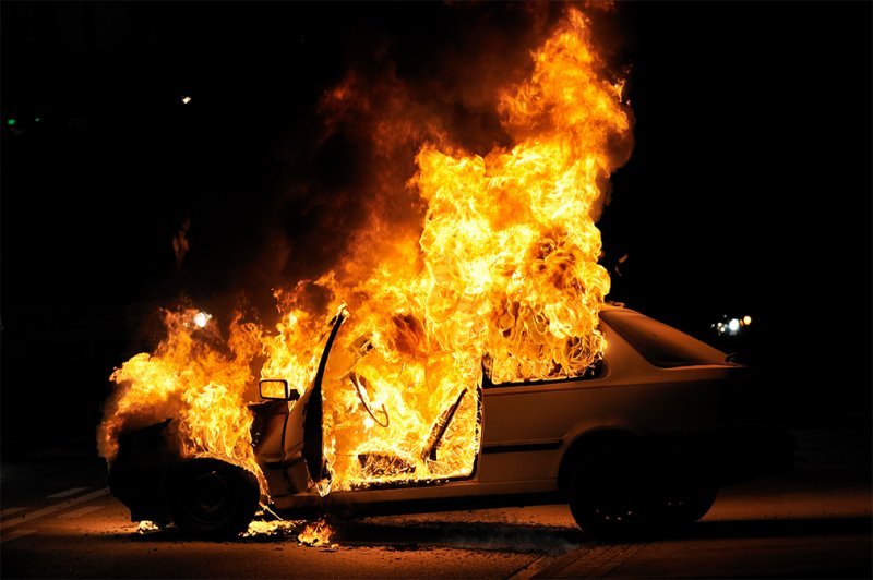 Пьяный мужчина поджег машину вместе с собой, чтобы помешать ее эвакуации