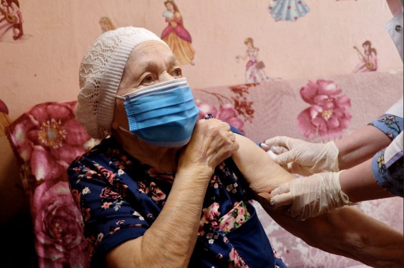 В Новосибирске от коронавируса привили 102-летнюю пенсионерку