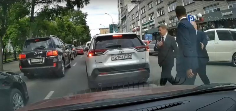 Мэр Новосибирска Анатолий Локоть нарушает правила дорожного движения (ВИДЕО)