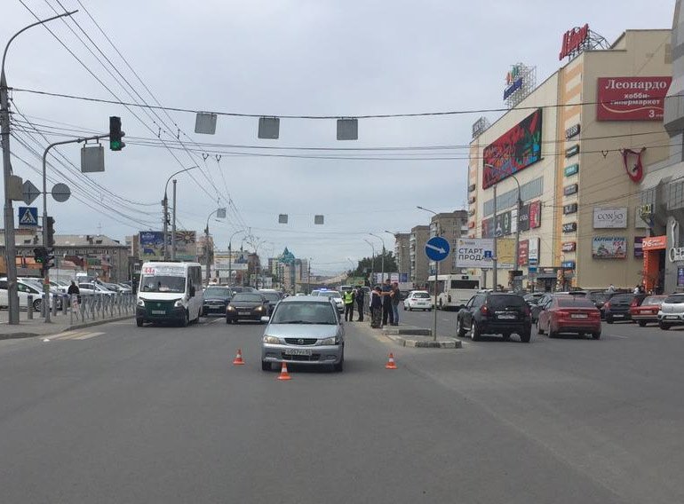 Лихач в центре Новосибирска сбил женщину на пешеходном переходе (ВИДЕО)