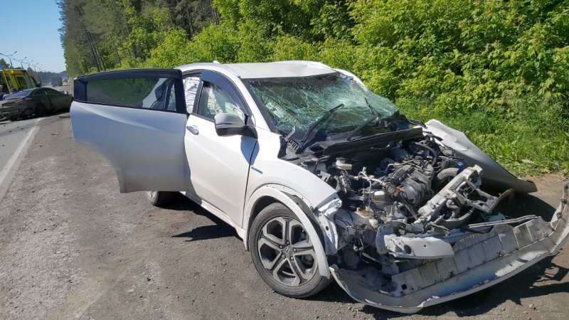 Водитель Mercedes пострадал из-за неудачного разворота Honda Vezel 