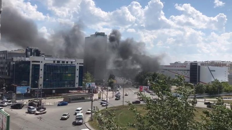Столб черного дыма поднялся над площадью Маркса в Новосибирске (ВИДЕО)