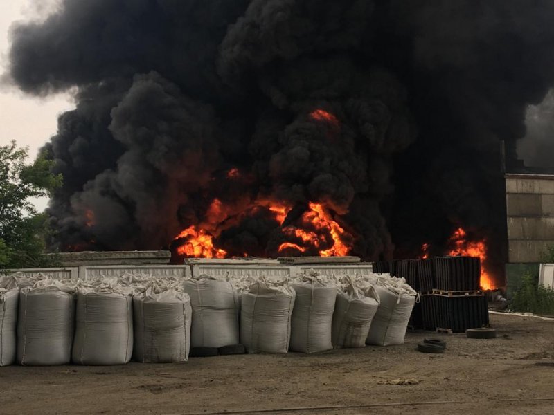 Крупный пожар на заводе имени Кузьмина удалось локализовать