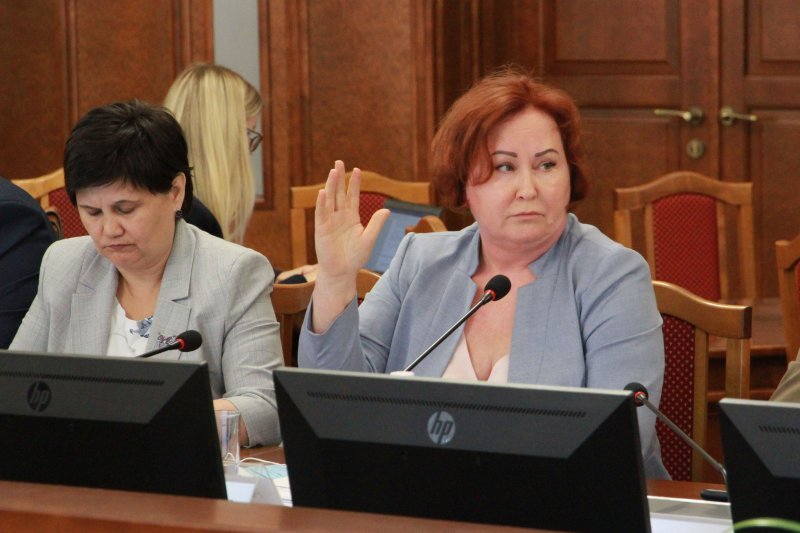 Депутаты Заксобрания жестко раскритиковали министра ЖКХ и регоператора по вывозу за срыв мусорной реформы