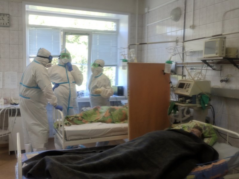 Пенсионер погиб при падении из окна ковидного госпиталя в Новосибирске