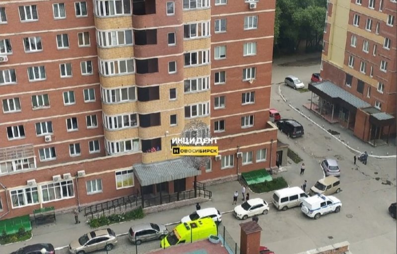 Женщина выпала с балкона и разбилась в Новосибирске