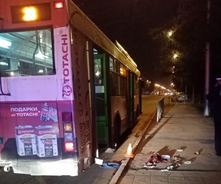 Женщина выпала из троллейбуса и умерла от полученных травм в Новосибирске