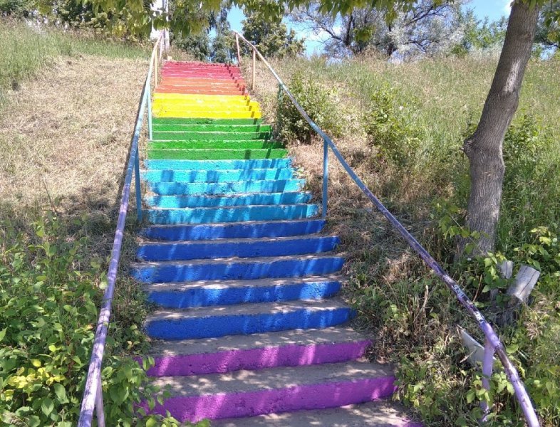 Новосибирцы поспорили из-за ЛГБТ-лестницы на ОбьГЭСе