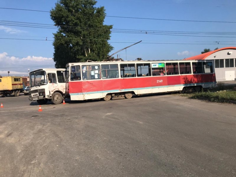 Пассажирка получила сотрясение головного мозга в аварии трамвая и автобуса в Новосибирске