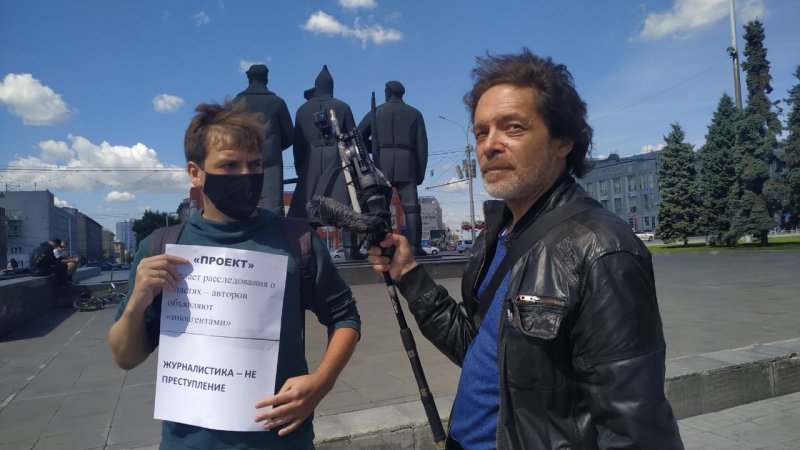 Новосибирские журналисты вышли на одиночные пикеты в поддержку признанных иноагентами коллег