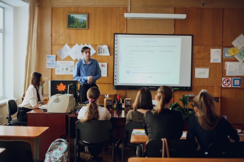 «Психологически это был удар»: половина школьного класса осталась без аттестатов в Новосибирске