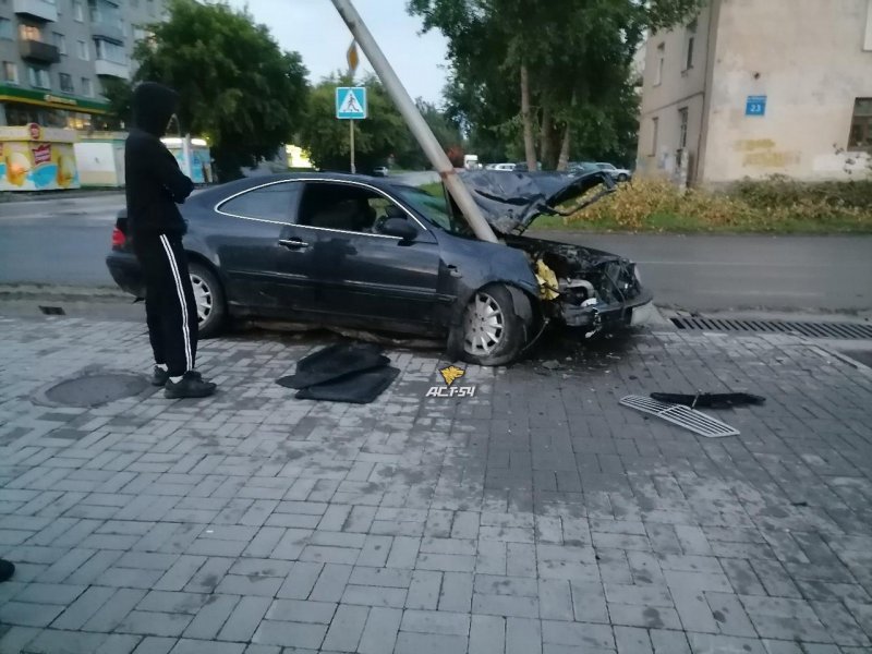 В Новосибирске дорогой автомобиль попал в страшное ДТП