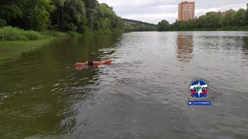 Плывущий по реке в Новосибирске труп оказался манекеном в трусах 