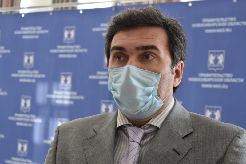 Министр здравоохранения Новосибирской области Константин Хальзов привился от COVID-19