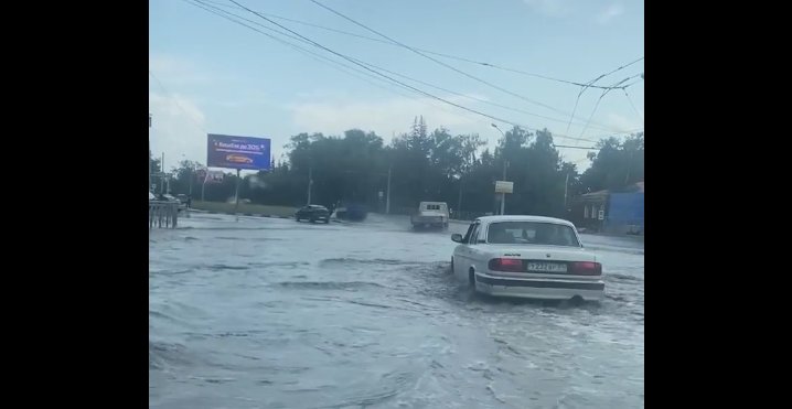 В Новосибирске после проливного дождя затопило площадь инженера Будагова (ВИДЕО)