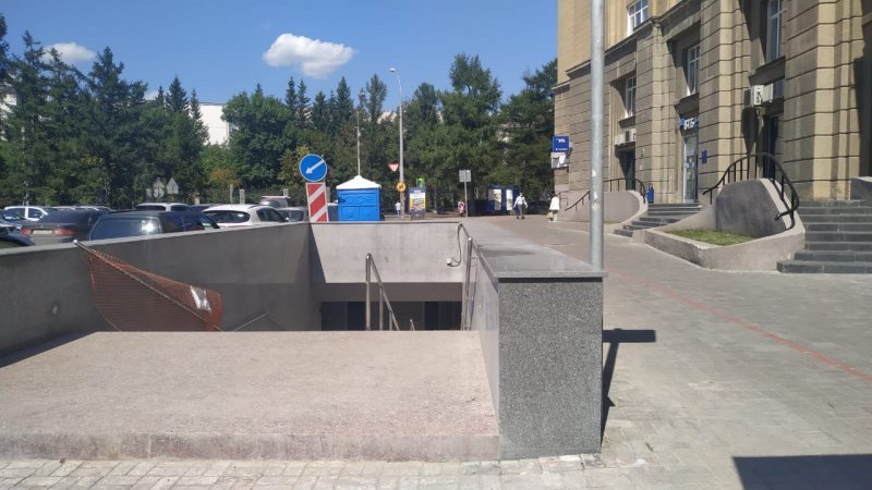 В Новосибирске без помпы открыли грязный подземный переход под Красным проспектом – там еще идут работы