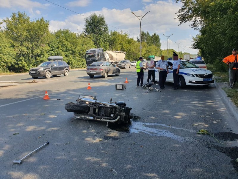 Мотоциклист, уходя от столкновения с неизвестной машиной, врезался в дерево и погиб в Новосибирске