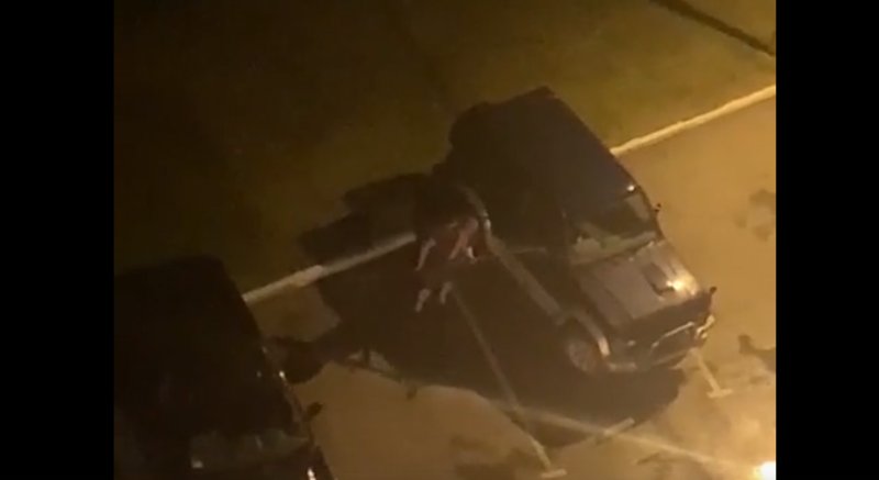 Пьяный мужчина металлической трубой разбил два автомобиля в Академгородке (ВИДЕО)
