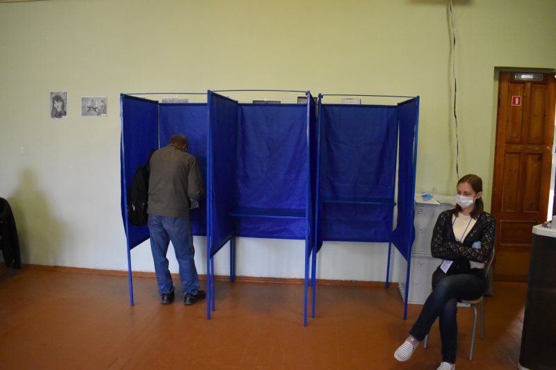 Война за мандат: кандидатов в Госдуму заставили срывать незаконные листовки на одном из округов Новосибирской области