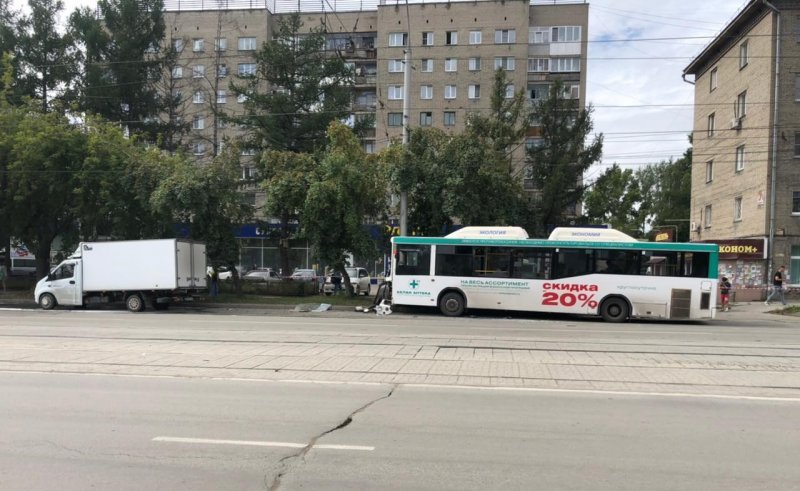 Четыре пассажирки попали в больницу после ДТП с автобусом в Новосибирске