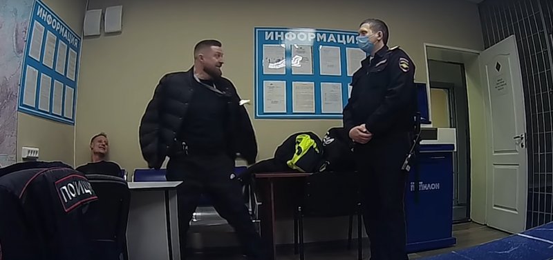 В Новосибирске оштрафовали авиадебошира, который обложил матом пассажиров и полицейских