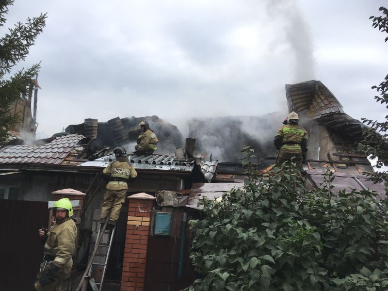 Две многодетные семьи остались без крыши над головой после сильного пожара в частном секторе (ВИДЕО)