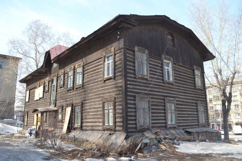 Аварийное жилье собственники. Старый дом Новосибирск. Старые дома Новосибирска в центре. Старый двухэтажный деревянный дом. Аварийный деревянный дом.