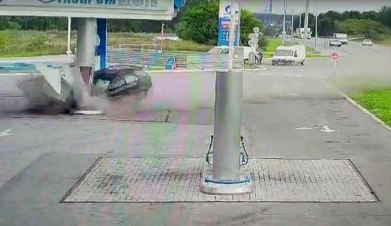 Пьяный водитель на TOYOTA HARIER протаранил автозаправку под Новосибирском (ВИДЕО)