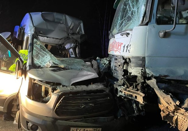Микроавтобус с десятью пассажирами попал в страшную аварию в Новосибирске – есть пострадавшие