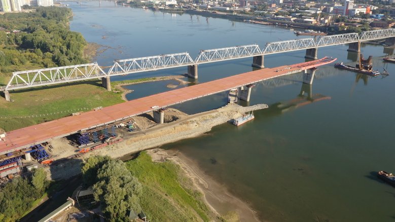 Почти 300 метров нового моста смонтировали строители в Новосибирске
