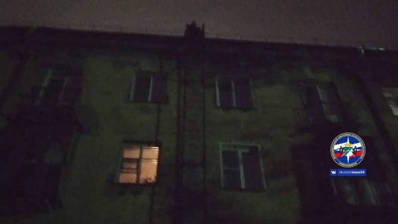 Неадекватного мужчину сняли с крыши ранним утром в Новосибирске