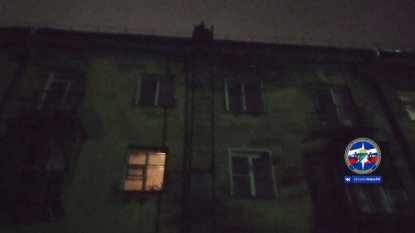 Неадекватного мужчину сняли с крыши ранним утром в Новосибирске