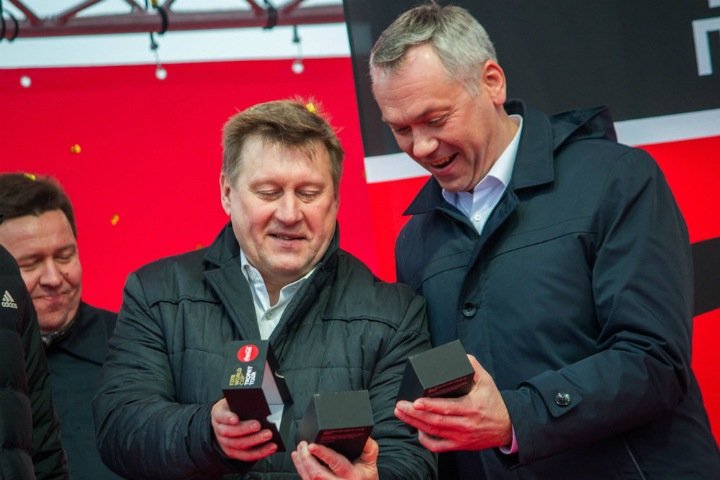 Мэр Локоть подарил губернатору Травникову азбуку новосибирского первоклассника