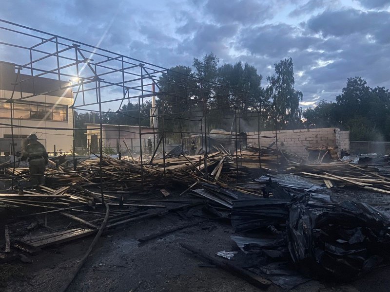 Один человек погиб в крупном пожаре на складах стройматериалов в Новосибирске