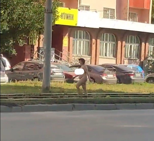 Обнаженная женщина прогулялась по центру Ленинского района в Новосибирске