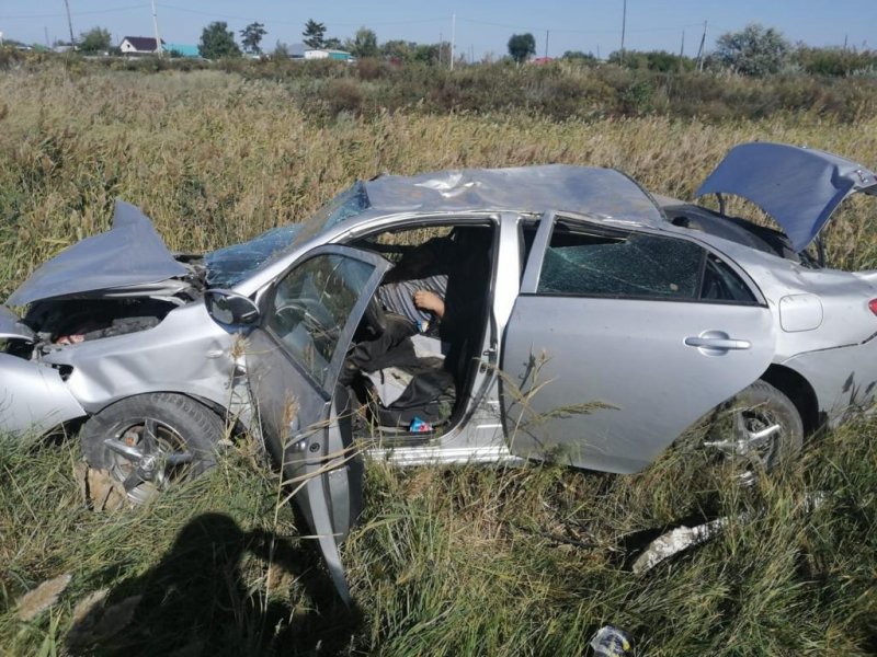 Шокирующая авария на железной дороге: водитель легковушки погиб на месте после столкновения с тепловозом под Новосибирском