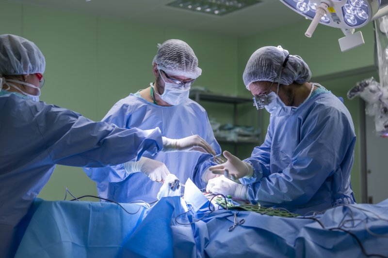 Новосибирские хирурги спасли 35-летнего жителя Германии с опухолью мозга