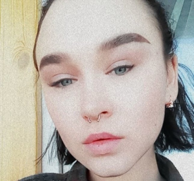 Голубоглазая девушка с пирсингом в носу пропала после посещения ночного клуба в Новосибирске
