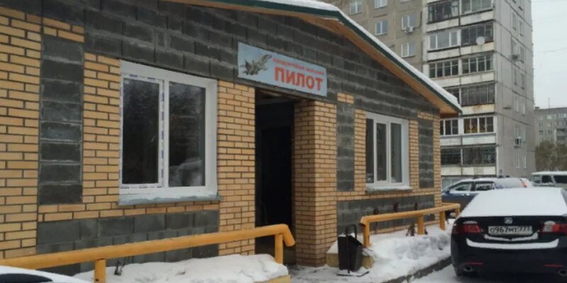 По требованию мэрии сносят два незаконных магазина в Октябрьском районе Новосибирска