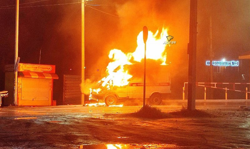 Автомобиль скорой помощи сгорел ночью в Новосибирске (ВИДЕО)