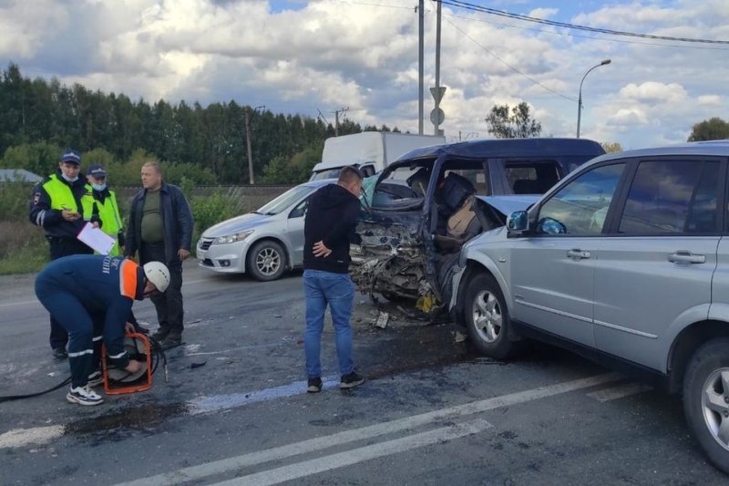 Человека зажало в машине после аварии на Бердском шоссе