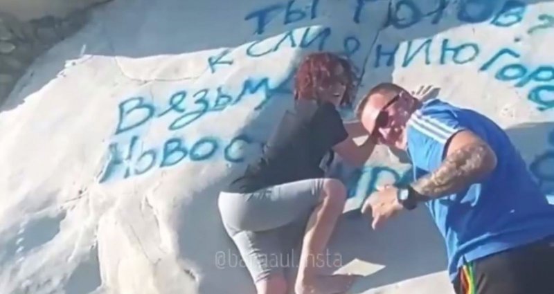 «Здесь был Вася»: новосибирских туристов оштрафовали за «наскальную живопись» на Алтае