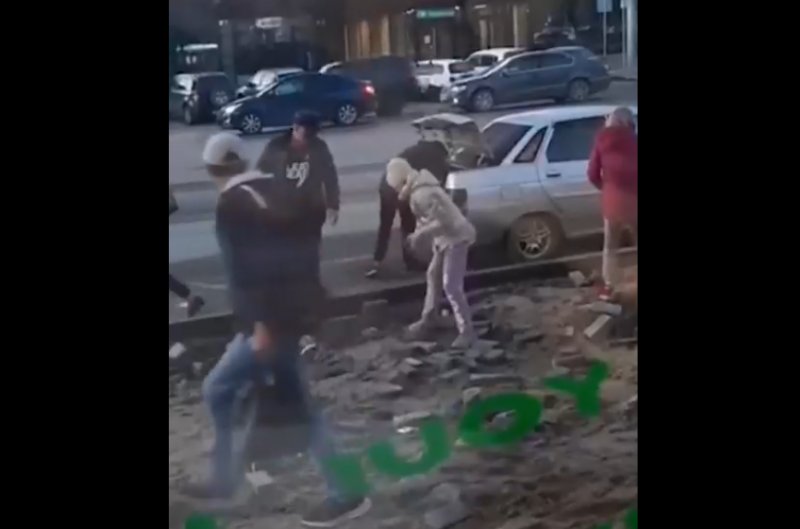 Собирающие тротуарную плитку новосибирцы возмутили социальные сети