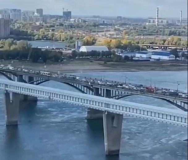 Октябрьский мост в Новосибирске встал колом из-за ремонта на подъездах (ВИДЕО)