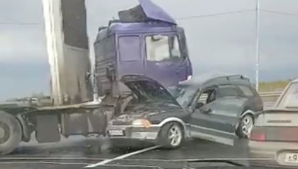 Иномарка влетела под грузовик на трассе под Новосибирском (ВИДЕО)
