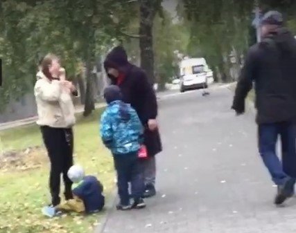Женщина пинала ребенка в живот на глазах у прохожих в Новосибирске